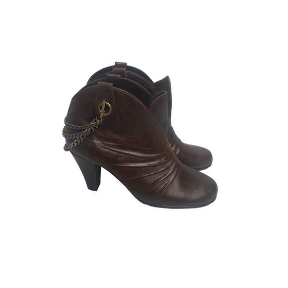 AEROSOLES Heeled Booties with chain Detail Size 5 - Picture 1 of 4